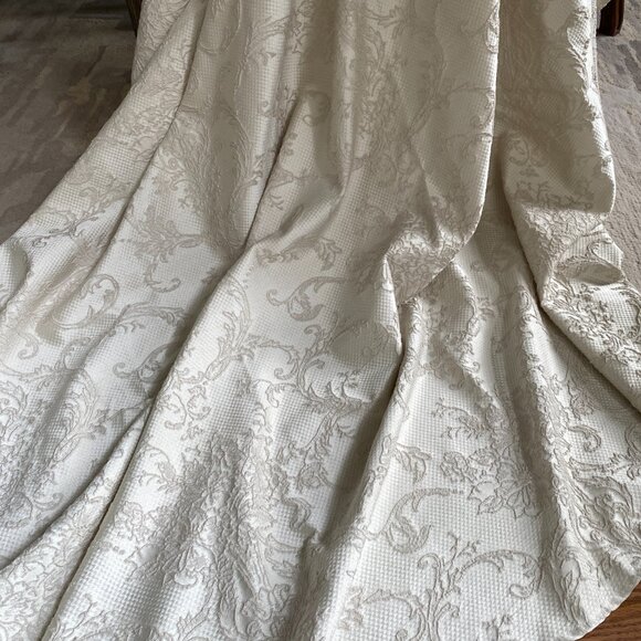 🎬✨Tv Show “UMBRELLA ACADEMY ” - Ivory Lace Tablecloth - Picture 4 of 12